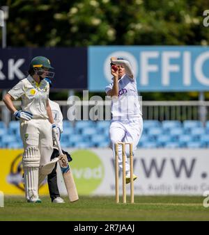 Issy Wong Bowling für England gegen Australien A in einem 3-tägigen Aufwärmspiel vor dem Frauen-Testspiel. Stockfoto