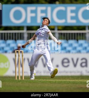 Issy Wong Bowling für England gegen Australien A in einem 3-tägigen Aufwärmspiel vor dem Frauen-Testspiel. Stockfoto