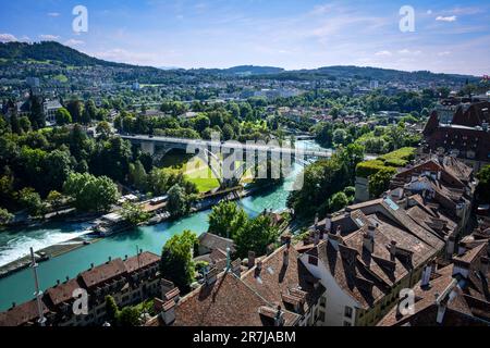 Luftaufnahme des Flusses Aare und des türkisfarbenen Wassers in Bern, Schweiz Stockfoto