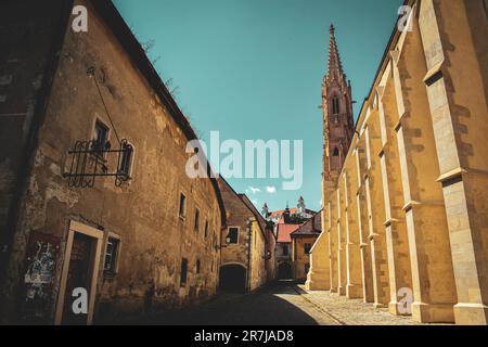 Alte Straßen von Bratislava mit dem Schloss im Hintergrund - Slowakei Stockfoto