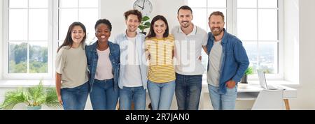 Gruppenporträt kreativer, intelligenter und fröhlicher Startup-Mitarbeiter, die vor der Kamera lächeln. Stockfoto