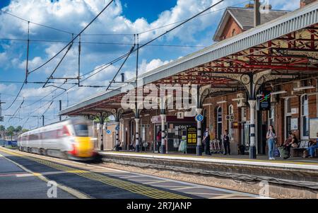 Bahnhof, Grantham, Lincolnshire, Großbritannien – Ein Zug der London North Eastern Railway (LNER) Azuma fährt mit hoher Geschwindigkeit durch den Bahnhof, ohne anzuhalten Stockfoto