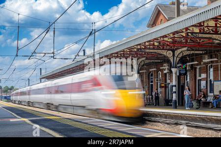 Bahnhof, Grantham, Lincolnshire, Großbritannien – Ein Zug der London North Eastern Railway (LNER) Azuma fährt mit hoher Geschwindigkeit durch den Bahnhof, ohne anzuhalten Stockfoto