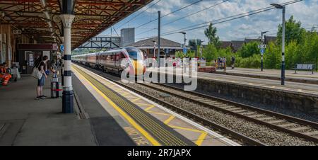 Bahnhof, Grantham, Lincolnshire, Großbritannien – Ein Zug der London North Eastern Railway (LNER) Azuma fährt mit hoher Geschwindigkeit durch den Bahnhof, ohne anzuhalten Stockfoto