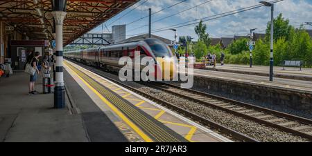 Bahnhof, Grantham, Lincolnshire, Großbritannien – Ein Zug der London North Eastern Railway (LNER) Azuma fährt mit hoher Geschwindigkeit durch den Bahnhof, ohne anzuhalten Stockfoto