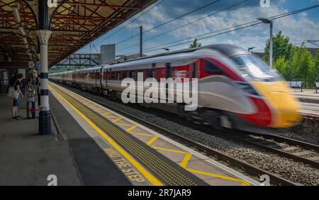 Bahnhof, Grantham, Lincolnshire, Großbritannien – Ein Zug der London North Eastern Railway (LNER) Azuma fährt mit hoher Geschwindigkeit durch den Bahnhof, ohne anzuhalten Stockfoto