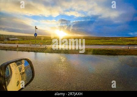 Ein Lagenparkplatz am Stadtrand, im Peak District, wo Fahrer anhalten können, um sich auszuruhen oder im Falle einer Fahrzeugpanne. Stockfoto