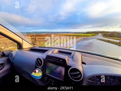 Ein Lagenparkplatz am Stadtrand, im Peak District, wo Fahrer anhalten können, um sich auszuruhen oder im Falle einer Fahrzeugpanne. Stockfoto