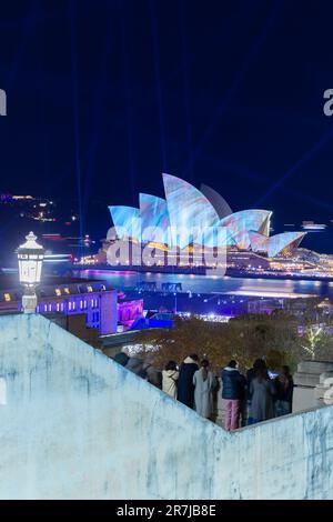 Beim „Vivid Sydney“ Festival 2023 in Australien treffen sich die Massen, um die Lichtshow und die Drohnenausstellung zu erleben. Stockfoto