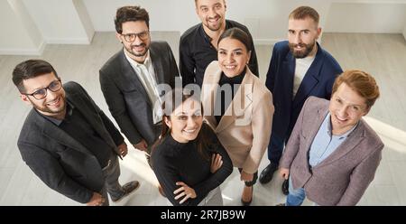 Blick von oben auf zufriedene, erfolgreiche Geschäftsleute Stockfoto