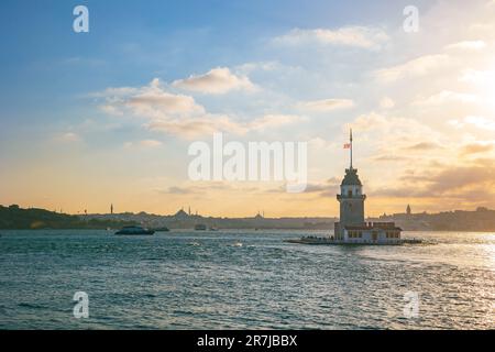 Besuchen Sie Istanbul. Kiz Kulesi alias Maiden's Tower und Stadtbild von Istanbul bei Sonnenuntergang. Stockfoto