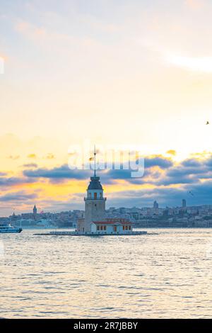 Kiz Kulesi alias Maiden's Tower bei Sonnenuntergang in vertikaler Sicht. Wahrzeichen von Istanbul. Stockfoto