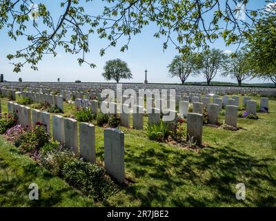 Der Caterpillar Valley Cemetery ist einer der größten Friedhöfe an der Somme und beherbergt 5197 britische Grabstätten, Stockfoto