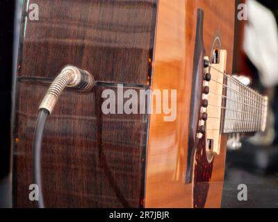 Take-up-Aufnahme einer akustischen Gitarrenbuchse für Aufnehmer , mit Kabel, selektiver Fokus Stockfoto