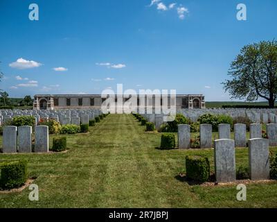 Der Caterpillar Valley Cemetery ist einer der größten Friedhöfe an der Somme und beherbergt 5197 britische Grabstätten, Stockfoto