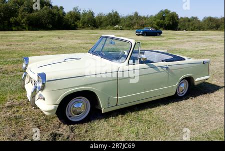 Seitlicher Blick auf A Cream, 1961, Triumph Herald Cabriolet, ausgestellt auf der 2023 Deal Classic Car Show Stockfoto