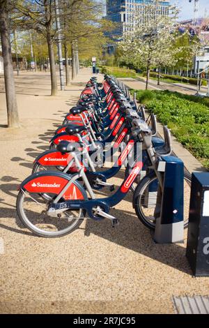 Begrenzte Feldtiefe mit geparkten Leihfahrrädern in Stratford London Stockfoto