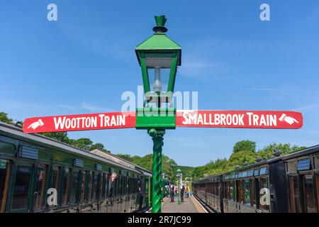 Vintage-Bahnsteige, Isle of Wight Steam Railway (Havenstreet Station), Havenstreet, Isle of Wight, England, Großbritannien Stockfoto