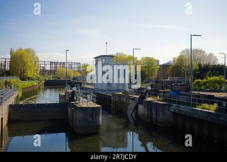 Die großen neu gebauten Three Mills Locks blicken auf Bromley by Bow Gasworks Stockfoto