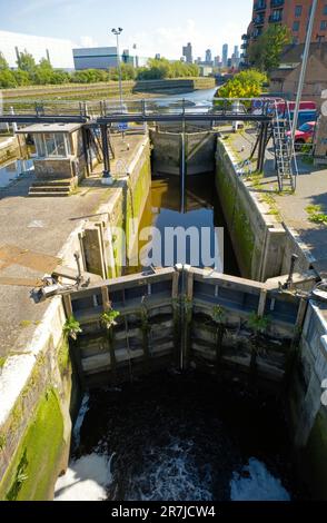 Bugschlösser führen vom Tidal Bow Creek zum Limehouse Cut und River Lee Stockfoto