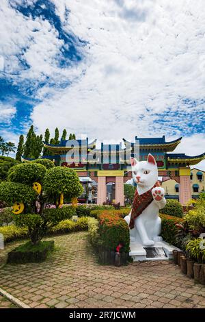 Kuching, Malaysia - Mai 2023: Kuching Great White Cat Statue, vor Kuching Chinatown, Sarawak, Malaysia. Eine denkmalgeschützte Katzenstatue in der Stadt Sarawak Stockfoto