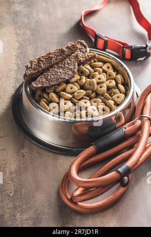 Hundeschlauch und trockenes Tierfutter Stockfoto
