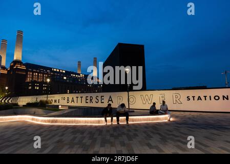 Battersea Power Station und Vorplatz des Londoner U-Bahnsystems. Neuer Sender. Leute vor dem Bahnhofseingang Stockfoto