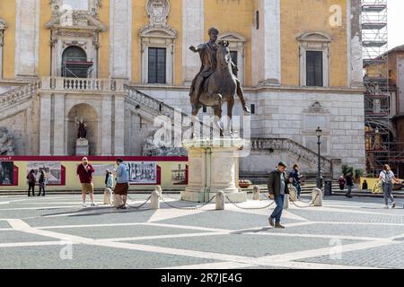 ROM, ITALIEN - 10. MÄRZ 2023: Dies ist eine Kopie des antiken Bronzemonuments des römischen Kaisers Marcus Aurel im Zentrum des Kapitolsplatzes Stockfoto
