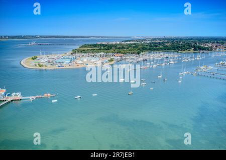 Hamble Point und Hamble Marina am Fluss Hamble in Hampshire mit Pontons voller Segelboote, Luftaufnahme. Stockfoto