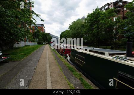 London - 05 28 2022 Uhr: Hausboote, die am Grand Union Canal in der Nähe der Harrow Rd Stockfoto