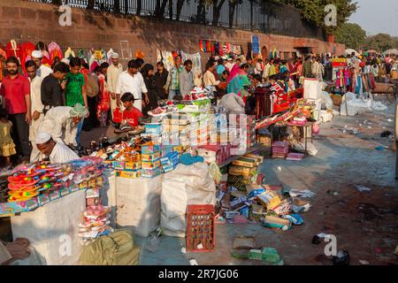 Neu-Delhi, Indien - 17. November 2011: Menschen auf dem Meena Bazaar in der Gegend von Chandni Chowk, die Waren auf dem alten Markt unter freiem Himmel in Indien verkaufen. Stockfoto