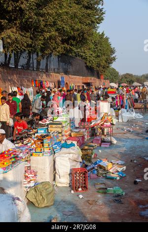 Neu-Delhi, Indien - 17. November 2011: Menschen auf dem Meena Bazaar in der Gegend von Chandni Chowk, die Waren auf dem alten Markt unter freiem Himmel in Indien verkaufen. Stockfoto