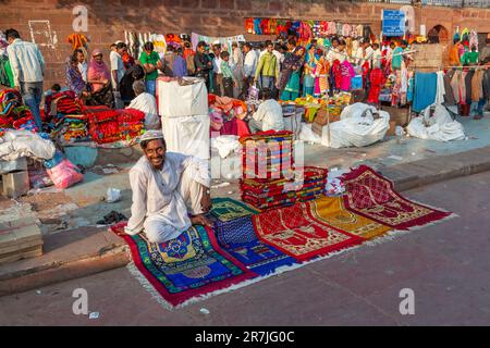 Neu-Delhi, Indien - 17. November 2011: Menschen auf dem Meena Bazaar in der Gegend von Chandni Chowk, die Waren auf dem alten Markt unter freiem Himmel in Indien verkaufen. Stockfoto