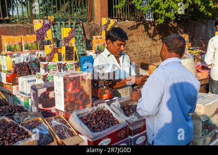 Neu-Delhi, Indien - 17. November 2011: Menschen auf dem Meena Bazaar in der Gegend von Chandni Chowk, die Waren auf dem alten Markt unter freiem Himmel in Indien verkaufen. Stockfoto