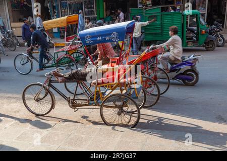 Neu-Delhi, Indien - 17. November 2011: Rikscha-Fahrer auf dem Meena Basar in Chandni Chowk schläft und ruht sich aus. Stockfoto