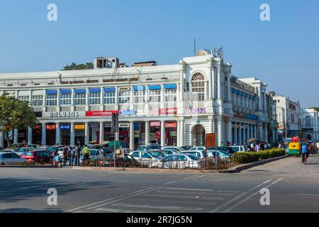 New Delhi, Indien - 17. November 2011: streetlife am connaught Place. Connaught Place ist eines der geschäftigsten Finanz-, Handels- und Geschäftsviertel Stockfoto