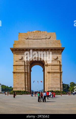 Neu-Delhi, Indien - 17. November 2011: Besucher besuchen das berühmte india Gate in Delhi Stockfoto