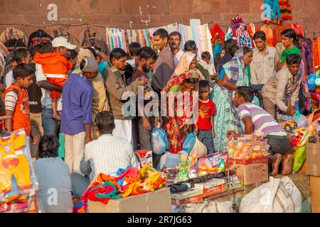 Neu-Delhi, Indien - 17. November 2011: Menschen auf dem Meena Bazaar in der Gegend von Chandni Chowk, die Waren auf dem alten Markt unter freiem Himmel in Indien verkaufen. Stockfoto