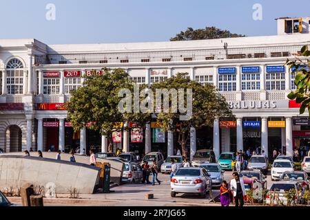 New Delhi, Indien - 17. November 2011: streetlife am connaught Place. Connaught Place ist eines der geschäftigsten Finanz-, Handels- und Geschäftsviertel Stockfoto