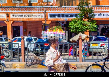 JAIPUR, INDIEN - 12. November 2011: Man verkauft Gemüse und Obst auf der Straße in Jaipur, Indien. Viele Menschen verkaufen ihre eigenen Lebensmittel in den nea Stockfoto