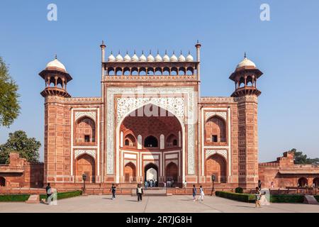 Agra, Indien - 16. November 2011: Besucher besuchen Darwaza i Rauza, das große Tor des Taj Mahal in Agra, Uttar Pradesh, Indien. Stockfoto