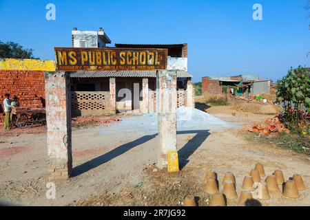 Fathepur Sikri, Indien - 17. November 2011: Eintrittsschild zur kleinen Dorfschule in der Nähe von Fathepur Sikri. Stockfoto