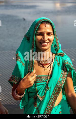 JAIPUR, INDIEN - 12. November 2011: Attraktive indianerin in Sari, die für ein Festival gekleidet ist, posiert gern für den Fotografen. Stockfoto