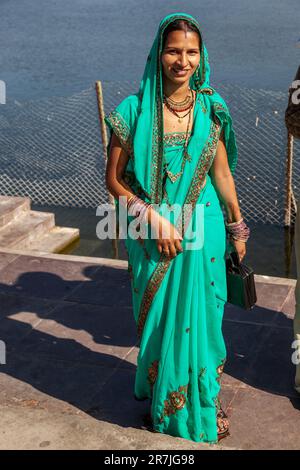 JAIPUR, INDIEN - 12. November 2011: Attraktive indianerin in Sari, die für ein Festival gekleidet ist, posiert gern für den Fotografen. Stockfoto