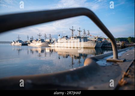 Kiel, Deutschland. 16. Juni 2023. Französische und niederländische Marineschiffe liegen im Hafen des Marinestützpunkts Kiel-Wik vor. Das traditionelle NATO-Manöver "Baltops" in der Ostsee endet am Freitagmorgen in Kiel. Der Schwerpunkt der Übung, die am 4. Juni begann, war die Sicherung offener Seerouten in der Ostsee, so die Marine. Kredit: Jonas Walzberg/dpa/Alamy Live News Stockfoto