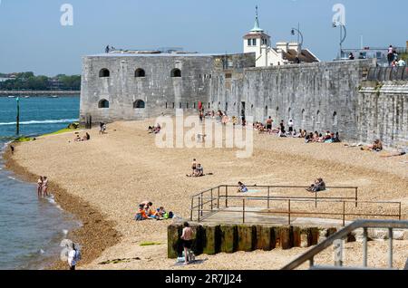 Blick auf den Strand mit den historischen Hot Walls und dem berühmten Round Tower, Old Portsmouth, Portsmouth, Hampshire, England, UK Stockfoto