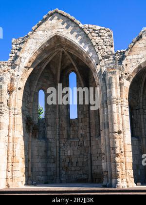 Vorderansicht der Ruinen des Chors der gotischen Kirche der Jungfrau des Burgh. Mittelalterliche Stadt Rhodos, Griechenland Stockfoto