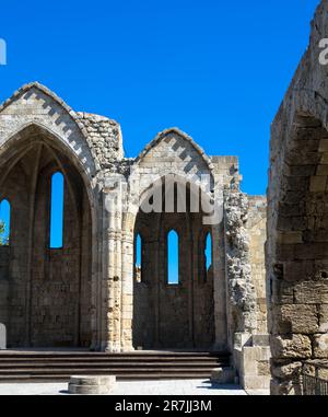 Vorderansicht der Ruinen des Chors der gotischen Kirche der Jungfrau des Burgh. Mittelalterliche Stadt Rhodos, Griechenland Stockfoto