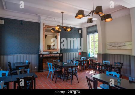 Haacht, Brabant, Belgien - 29. Mai 2023 - Inneneinrichtung des Cafés Maritime aus Holz Stockfoto