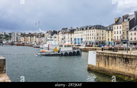 Blick auf den Quai Alexandre III vom Bassin du Commerce, dem Handelsdock in Cherbourg auf der Halbinsel Cotentin im Departement Manche, Normandie, nein Stockfoto